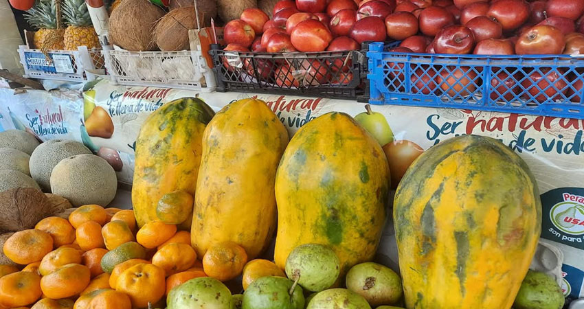 El mercado local se encuentra abastecido de variedad en frutas. Foto: Denis García / Radio ABC Stereo El mercado local se encuentra abastecido de variedad en frutas. Foto: Denis García / Radio ABC Stereo