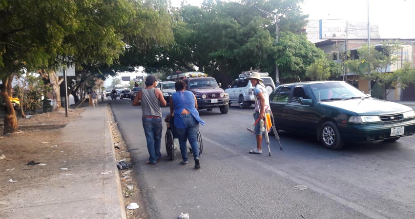 En efecto, la señora es llevada en una silla de ruedas en medio de la carretera. Foto: Alba Nubia Lira/Radio ABC Stereo
