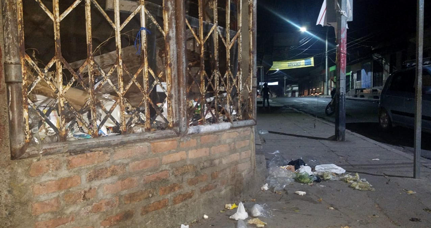 Así luce la acera llena de basura. Foto: Roberto Mora/Radio ABC Stereo