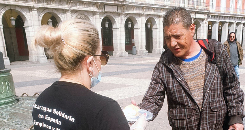Yessenia Herrera salió a repartir almuerzos a personas sin hogar en la Plaza Mayor de Madrid. Cortesía/Radio ABC Stereo Yessenia Herrera salió a repartir almuerzos a personas sin hogar en la Plaza Mayor de Madrid. Cortesía/Radio ABC Stereo