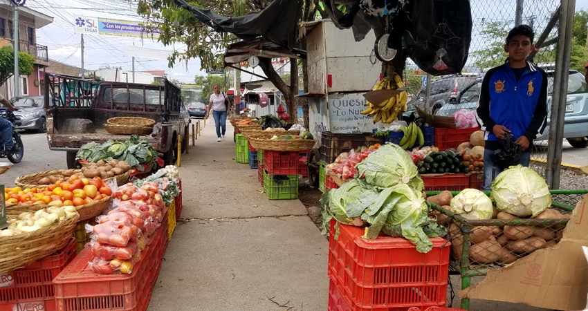 Vendedores reportan baja en ventas pero se mantienen acatando medidas preventivas. Foto: Roberto Mora/Radio ABC Stereo