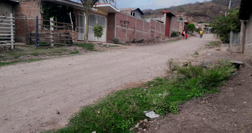 Pobladores han improvisado unos reductores de velocidad como medida preventiva. Foto: Alba Nubia Lira/Radio ABC Stereo