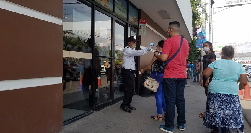 Los guardas de seguridad han sido capacitados para tomar la temperatura a los clientes. Foto: Roberto Mora/Radio ABC Stereo Los guardas de seguridad han sido capacitados para tomar la temperatura a los clientes. Foto: Roberto Mora/Radio ABC Stereo