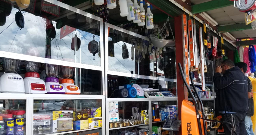 La demanda de cajas de protección ha venido a mejorar la situación en la que estaban carpinteros. Foto: Roberto Mora/Radio ABC Stereo