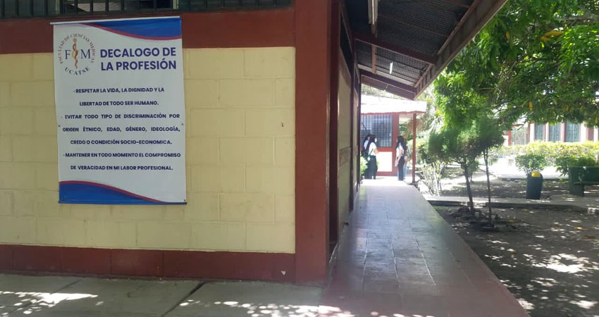 La preocupación embarga a estudiantes y padres de familia. Foto: Roberto Mora/Radio ABC Stereo La preocupación embarga a estudiantes y padres de familia. Foto: Roberto Mora/Radio ABC Stereo