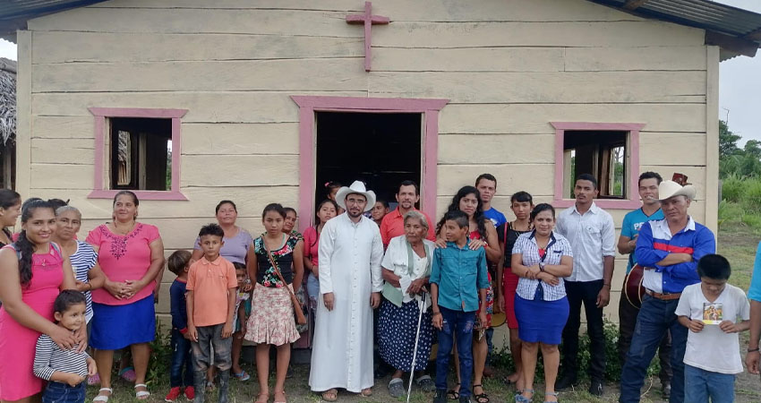El padre Delvin llega a cada comunidad para compartir la palabra de Dios. Foto: Cortesía/Radio ABC Stereo El padre Delvin llega a cada comunidad para compartir la palabra de Dios. Foto: Cortesía/Radio ABC Stereo