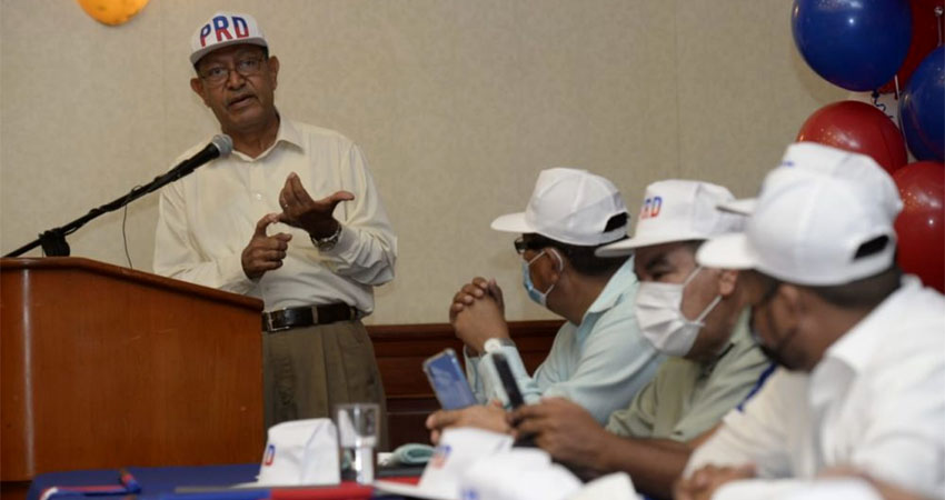 Saturnino Cerrato, presidente del PRD, con miembros del partido. Foto: LA PRENSA/JADER FLORES