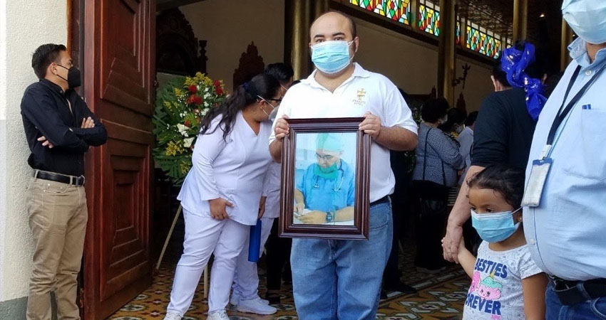 Edwin Narváez sostiene una fotografía de su papá el Dr. Rolando Narváez (QEPD). Foto: Roberto Mora/Radio ABC Stereo Edwin Narváez sostiene una fotografía de su papá el Dr. Rolando Narváez (QEPD). Foto: Roberto Mora/Radio ABC Stereo