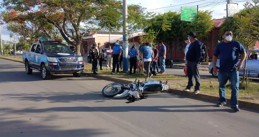 Motociclista sufre accidente frente al Hospital Adventista. Foto: Juan Fco. Dávila/Radio ABC Stereo Motociclista sufre accidente frente al Hospital Adventista. Foto: Juan Fco. Dávila/Radio ABC Stereo