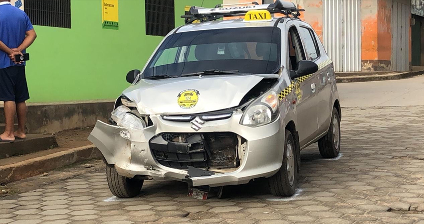 El taxi se llevó la peor parte. Foto: Cortesía/Radio ABC Stereo El taxi se llevó la peor parte. Foto: Cortesía/Radio ABC Stereo