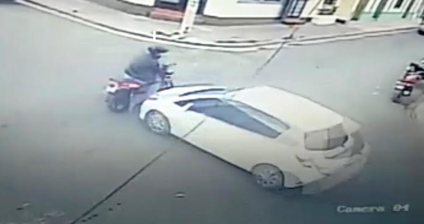 El motociclista irrespetó el alto. Foto: Captura de cámara de seguridad El motociclista irrespetó el alto. Foto: Captura de cámara de seguridad