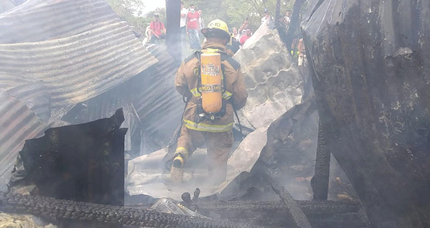 Las viviendas fueron consumidas en su totalidad. Foto: Juan Francisco Dávila/Radio ABC Stereo