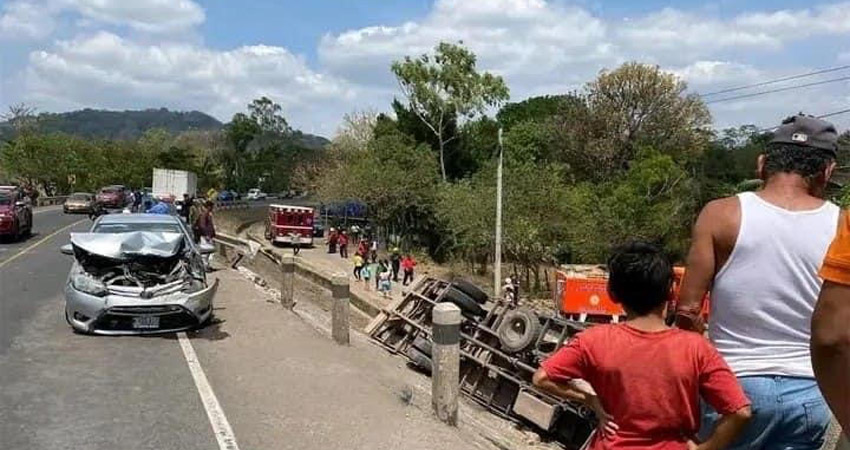 Aparentemente, el camión presentaba fallas en el sistema de frenos. Foto: Tomada de redes sociales