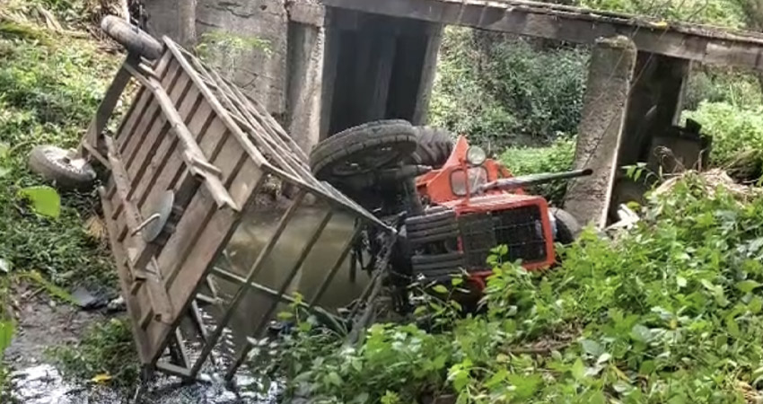 Según testigos, las dos víctimas mortales quedaron prensadas en el tractor. Foto: Cortesía/Radio ABC Stereo Según testigos, las dos víctimas mortales quedaron prensadas en el tractor. Foto: Cortesía/Radio ABC Stereo