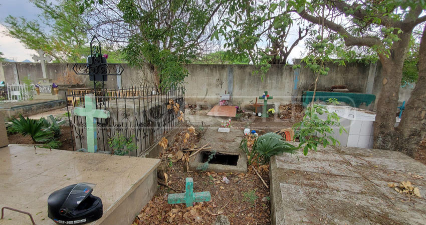 Sepulcro semi abierto en cementerio esteliano. Foto: José Enrique Ortega/Radio ABC Stereo Sepulcro semi abierto en cementerio esteliano. Foto: José Enrique Ortega/Radio ABC Stereo