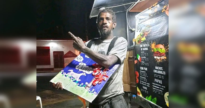 Trasladan a indigente a hospital psiquiátrico. Foto: Cortesía/Radio ABC Stereo