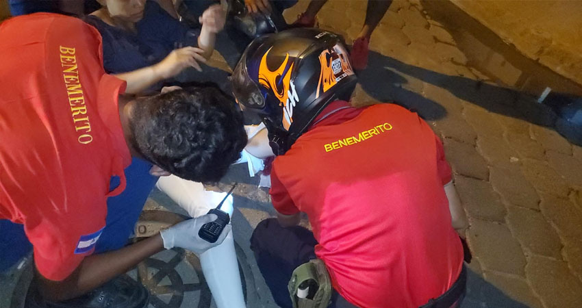 Socorristas atendieron a las lesionadas. Foto: José Enrique Ortega/Radio ABC Stereo Socorristas atendieron a las lesionadas. Foto: José Enrique Ortega/Radio ABC Stereo