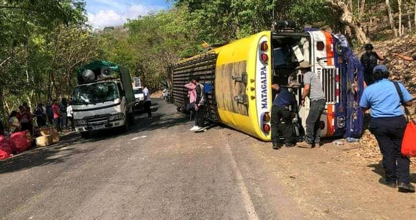 Vuelco de bus dejó 8 lesionados. Foto: Cortesía/Radio ABC Stereo Vuelco de bus dejó 8 lesionados. Foto: Cortesía/Radio ABC Stereo