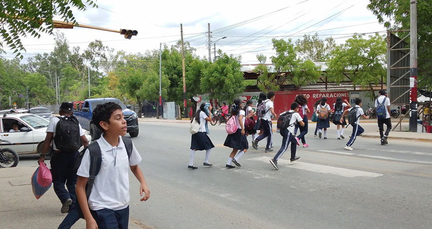 Niños circulan en las inmediaciones de los semáforos de Ocotal. Foto: Cortesía/Radio ABC Stereo Niños circulan en las inmediaciones de los semáforos de Ocotal. Foto: Cortesía/Radio ABC Stereo