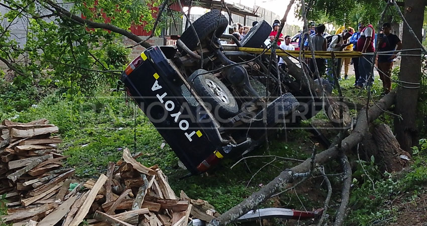 La camioneta quedó volcad. Foto: Cortesía/Radio ABC Stereo La camioneta quedó volcad. Foto: Cortesía/Radio ABC Stereo