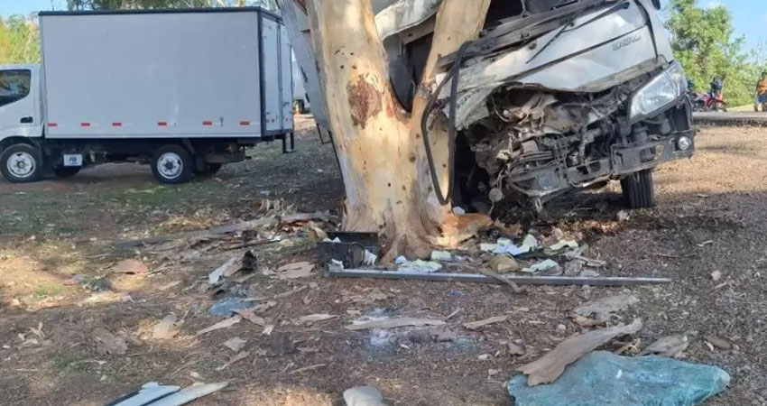 Camión repartidor se estrella en la carretera Telica-Malpaisillo. Foto: Cortesía/Radio ABC Stereo Camión repartidor se estrella en la carretera Telica-Malpaisillo. Foto: Cortesía/Radio ABC Stereo