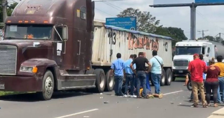 Personas que se encontraban en el sitio brindaron asistencia. Foto: Cortesía/Radio ABC Stereo Personas que se encontraban en el sitio brindaron asistencia. Foto: Cortesía/Radio ABC Stereo