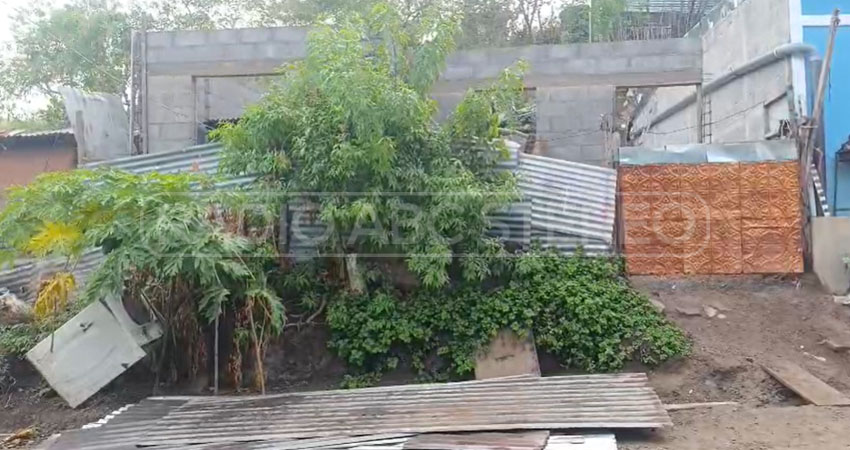 El techo de una vivienda cayó sobre una mujer en Condega, Estelí.                 Foto: Captura de pantalla / Radio ABC Stereo El techo de una vivienda cayó sobre una mujer en Condega, Estelí.                 Foto: Captura de pantalla / Radio ABC Stereo
