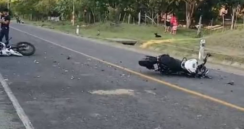 Fatal accidente cobra dos vidas en Chinandega. Foto: Cortesía/Radio ABC Stereo Fatal accidente cobra dos vidas en Chinandega. Foto: Cortesía/Radio ABC Stereo