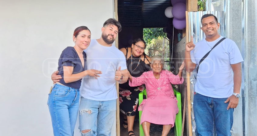 Doña Emeteria agradeció la obra. Foto: Cortesía/Radio ABC Stereo Doña Emeteria agradeció la obra. Foto: Cortesía/Radio ABC Stereo