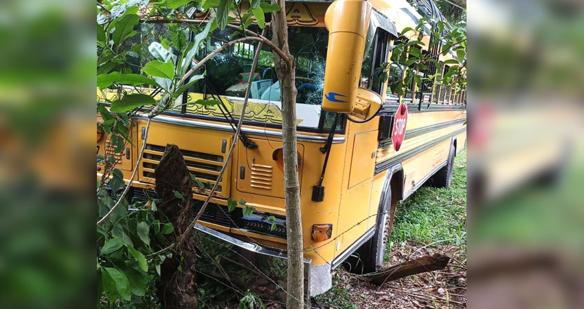 Bus de transporte colectivo impactó contra un poste de energía. Foto: Cortesía/Radio ABC Stereo Bus de transporte colectivo impactó contra un poste de energía. Foto: Cortesía/Radio ABC Stereo