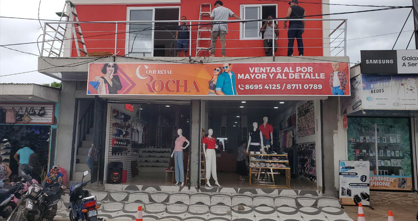 Comercial Rocha, ventas al por mayor y al detalle de ropa y calzado. Foto: José Enrique Ortega/Radio ABC Stereo