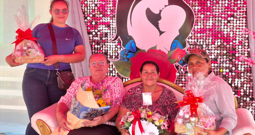 Madres emprendedoras de Estelí reciben obsequios. Foto: Cortesía/Radio ABC Stereo Madres emprendedoras de Estelí reciben obsequios. Foto: Cortesía/Radio ABC Stereo