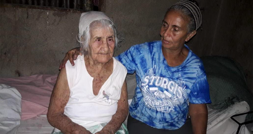 Doña Juana Blandón junto a su hija Rosa Blandón. Foto: Archivo/Radio ABC Stereo