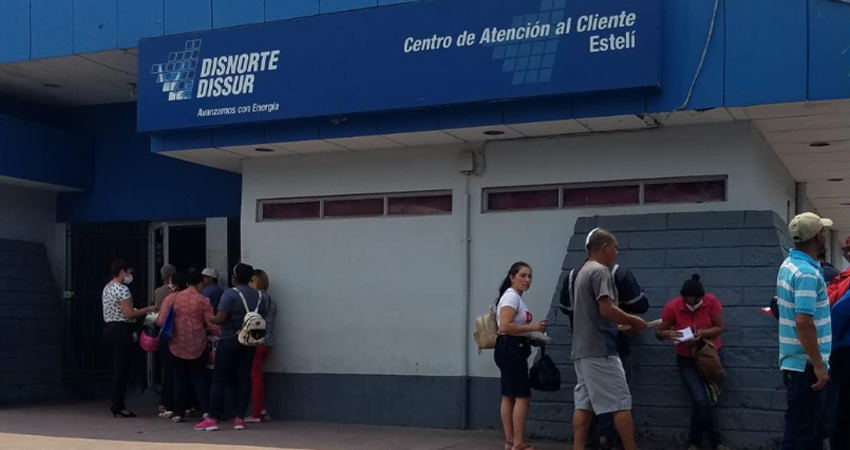 Personas han tenido que permanecer afuera de Disnorte Estelí. Foto: Roberto Mora/Radio ABC Stereo Personas han tenido que permanecer afuera de Disnorte Estelí. Foto: Roberto Mora/Radio ABC Stereo