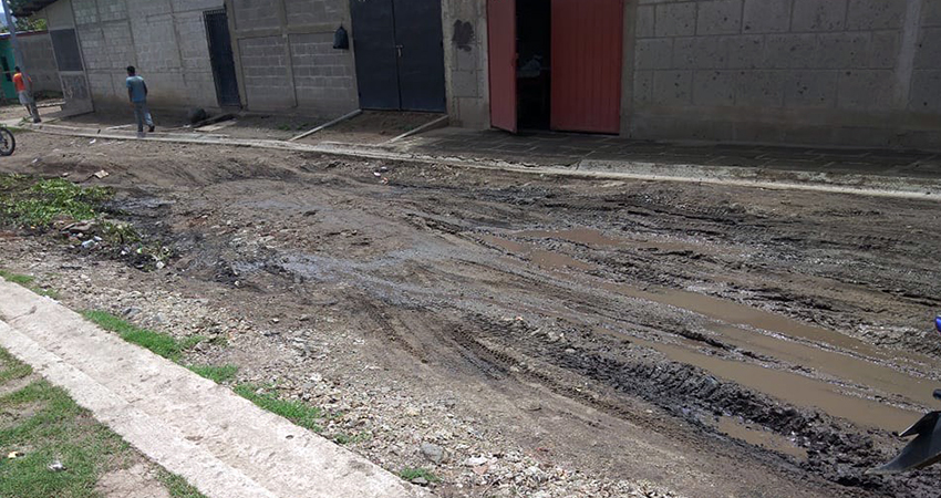 La calle está ubicada cerca de la Escuela Primaria del barrio Villa Esperanza. Foto: Juan Fco. Dávila/Radio ABC Stereo La calle está ubicada cerca de la Escuela Primaria del barrio Villa Esperanza. Foto: Juan Fco. Dávila/Radio ABC Stereo