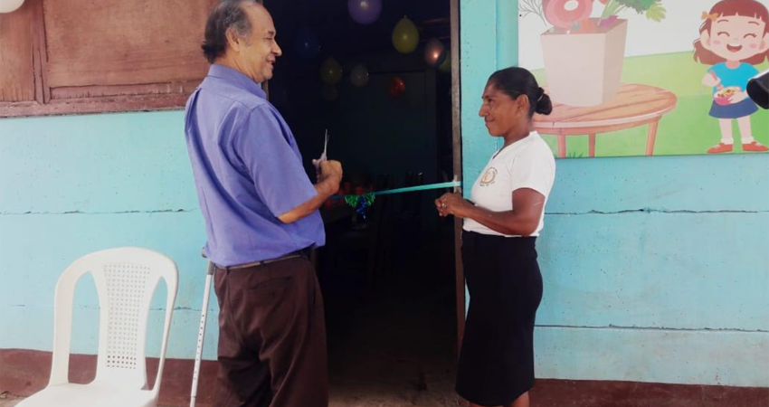 El profesor Jairo Toruño y doña Santos Azucena García inauguraron el comedor "Manantial de Vida". Foto: Alba Nubia Lira/Radio ABC Stereo