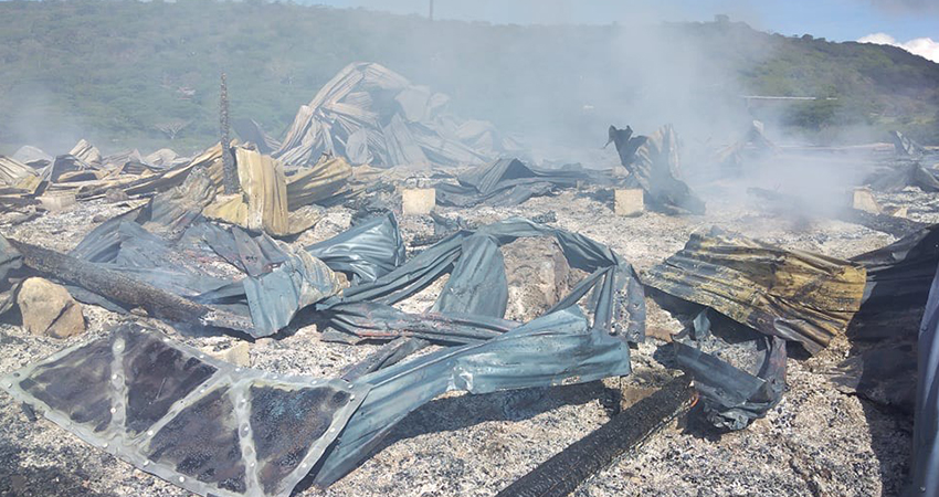 El siniestro empezó en la madrugada, según vigilantes de la propiedad. Foto: Juan Fco. Dávila/Radio ABC Stereo El siniestro empezó en la madrugada, según vigilantes de la propiedad. Foto: Juan Fco. Dávila/Radio ABC Stereo
