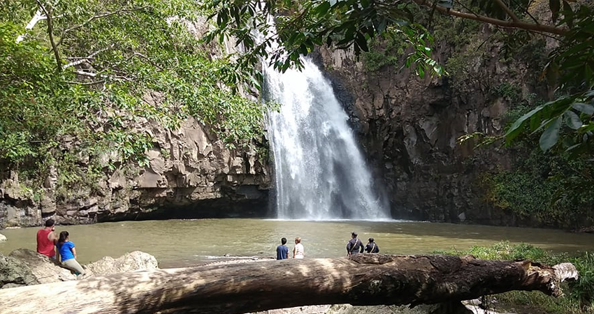 Uno de los compañeros del jovencito intentó rescatarlo pero los esfuerzos fueron en vano. Foto: Juan Fco. Dávila/Radio ABC Stereo Uno de los compañeros del jovencito intentó rescatarlo pero los esfuerzos fueron en vano. Foto: Juan Fco. Dávila/Radio ABC Stereo