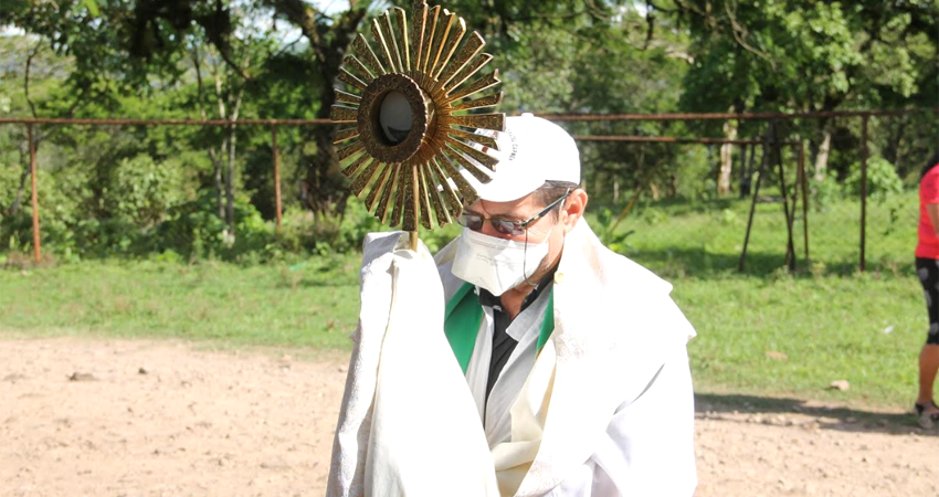 Padre Julio Melgar sostiene el Santísimo durante la procesión realizada en comunidades rurales. Foto: Cortesía/Facebook Pastoral Juvenil Nuestra Señora del Carmen. Padre Julio Melgar sostiene el Santísimo durante la procesión realizada en comunidades rurales. Foto: Cortesía/Facebook Pastoral Juvenil Nuestra Señora del Carmen.