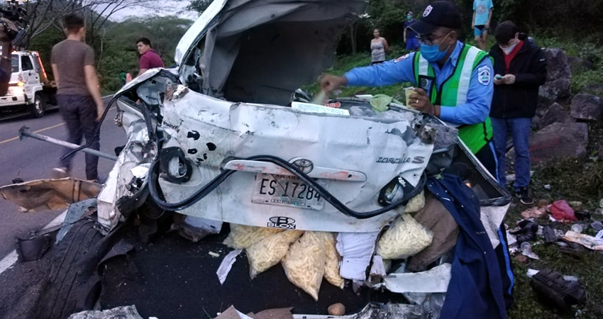 Algunos vehículos quedaron hechos chatarra. Foto: Juan Fco. Dávila/Radio ABC Stereo Algunos vehículos quedaron hechos chatarra. Foto: Juan Fco. Dávila/Radio ABC Stereo
