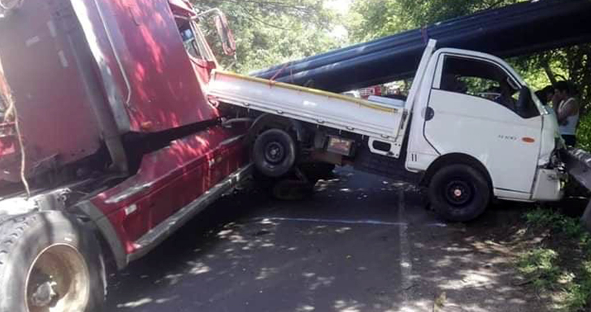 La víctima quedó atrapada en el vehículo que viajaba. Foto: Cortesía/Radio ABC Stereo La víctima quedó atrapada en el vehículo que viajaba. Foto: Cortesía/Radio ABC Stereo
