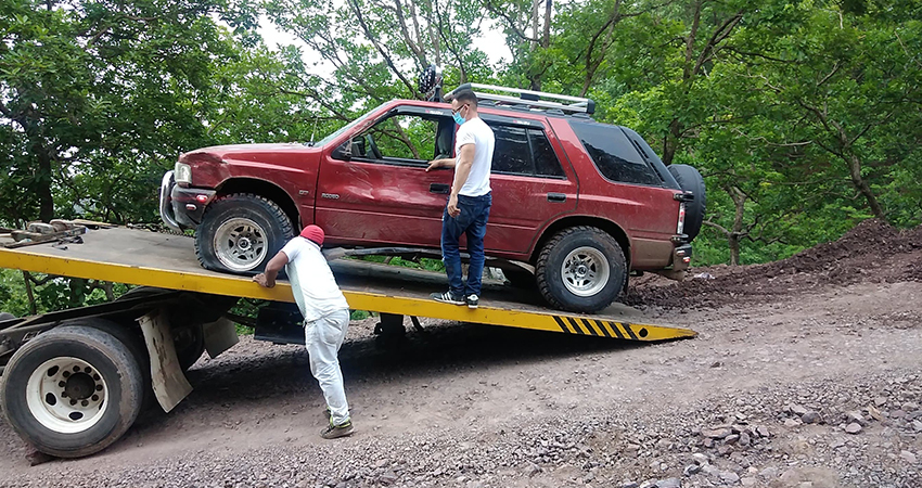 La camioneta quedó semivolcada y tuvo que ser trasladada en una grúa. Foto: Juan Fco. Dávila/Radio ABC Stereo La camioneta quedó semivolcada y tuvo que ser trasladada en una grúa. Foto: Juan Fco. Dávila/Radio ABC Stereo