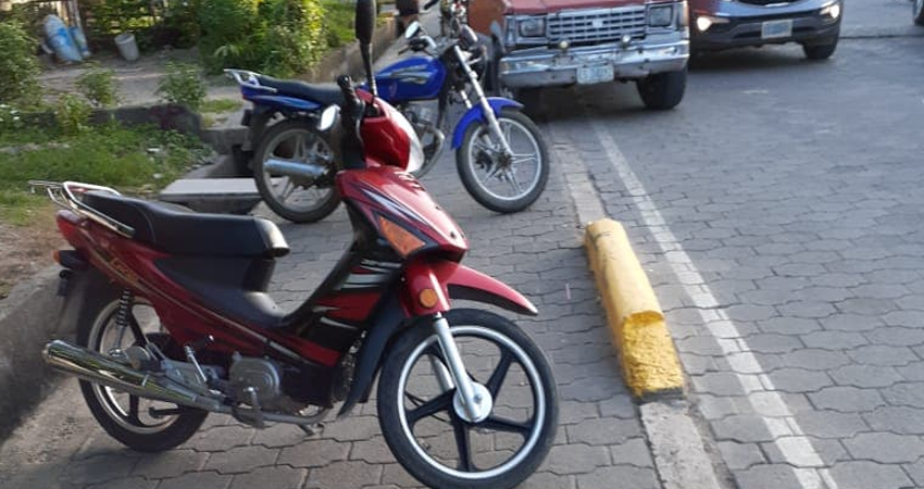 El paso peatonal ha sido usado de parqueo y área para ventas de comida, según denunciaron. Foto:Cortesía/Radio ABC Stereo El paso peatonal ha sido usado de parqueo y área para ventas de comida, según denunciaron. Foto:Cortesía/Radio ABC Stereo