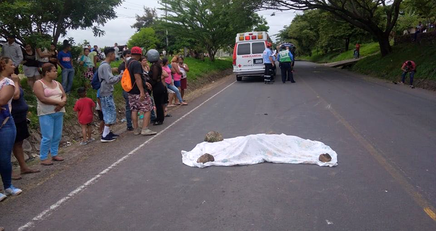 El motociclista huyó del lugar pero viajaba con un acompañante que fue detenido por agentes policiales. Foto: Juan Fco Dávila/Radio ABC Stereo El motociclista huyó del lugar pero viajaba con un acompañante que fue detenido por agentes policiales. Foto: Juan Fco Dávila/Radio ABC Stereo