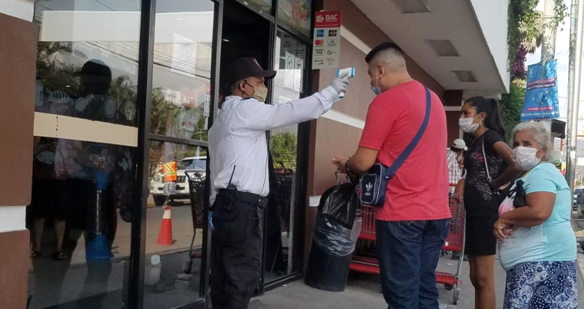 En medio de la actual pandemia de COVID-19, en muchos sitios controlan la temperatura corporal de las personas con termómetros sin contacto. Foto: Roberto Mora/Radio ABC Stereo En medio de la actual pandemia de COVID-19, en muchos sitios controlan la temperatura corporal de las personas con termómetros sin contacto. Foto: Roberto Mora/Radio ABC Stereo