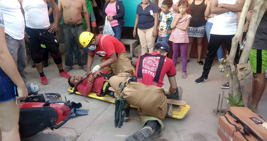 En la otro motocicleta viajaban dos jóvenes que resultaron heridos. Foto: Juan Fco. Dávila/Radio ABC Stereo En la otro motocicleta viajaban dos jóvenes que resultaron heridos. Foto: Juan Fco. Dávila/Radio ABC Stereo