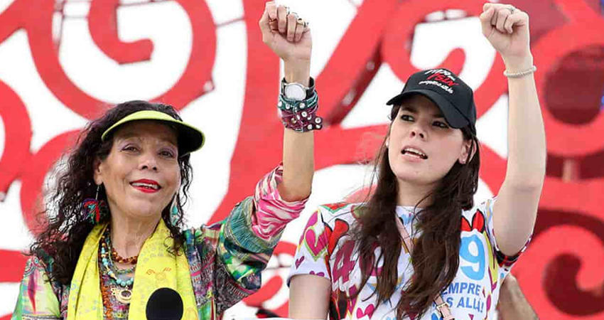 Camila Ortega acompaña a su mamá Rosario Murillo en un evento político. Foto: Cortesía Camila Ortega acompaña a su mamá Rosario Murillo en un evento político. Foto: Cortesía