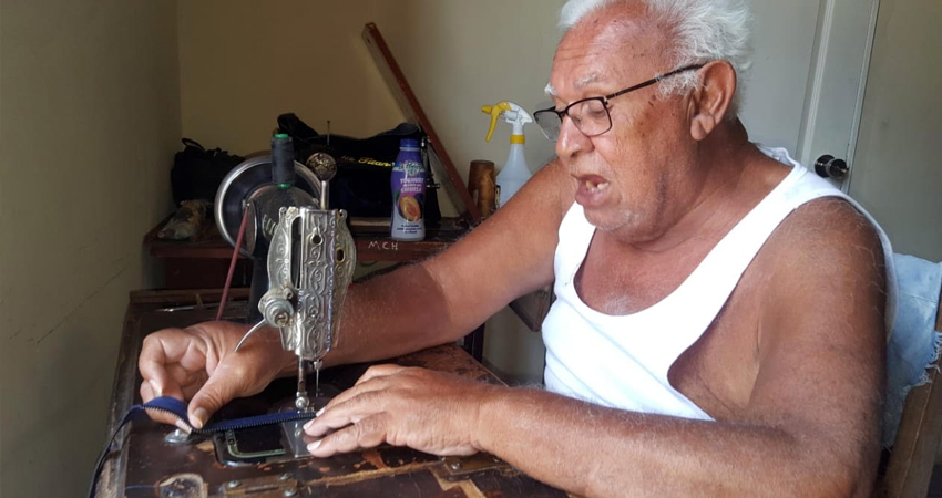 Don Alfonso Cuevas ha dedicado la mayor parte de su vida a la sastrería. Foto: Denis García/Radio ABC Stereo Don Alfonso Cuevas ha dedicado la mayor parte de su vida a la sastrería. Foto: Denis García/Radio ABC Stereo
