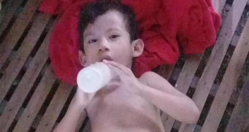 El niño no habla y para movilizarse utiliza sus manos. Foto: Cortesía/Radio ABC Stereo El niño no habla y para movilizarse utiliza sus manos. Foto: Cortesía/Radio ABC Stereo