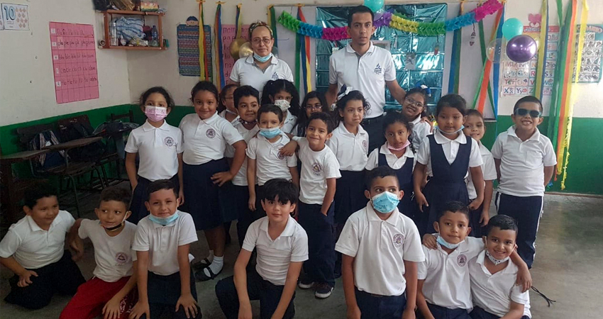 Profesora Aura Luz con sus estudiantes. Foto: Cortesía/Radio ABC Stereo